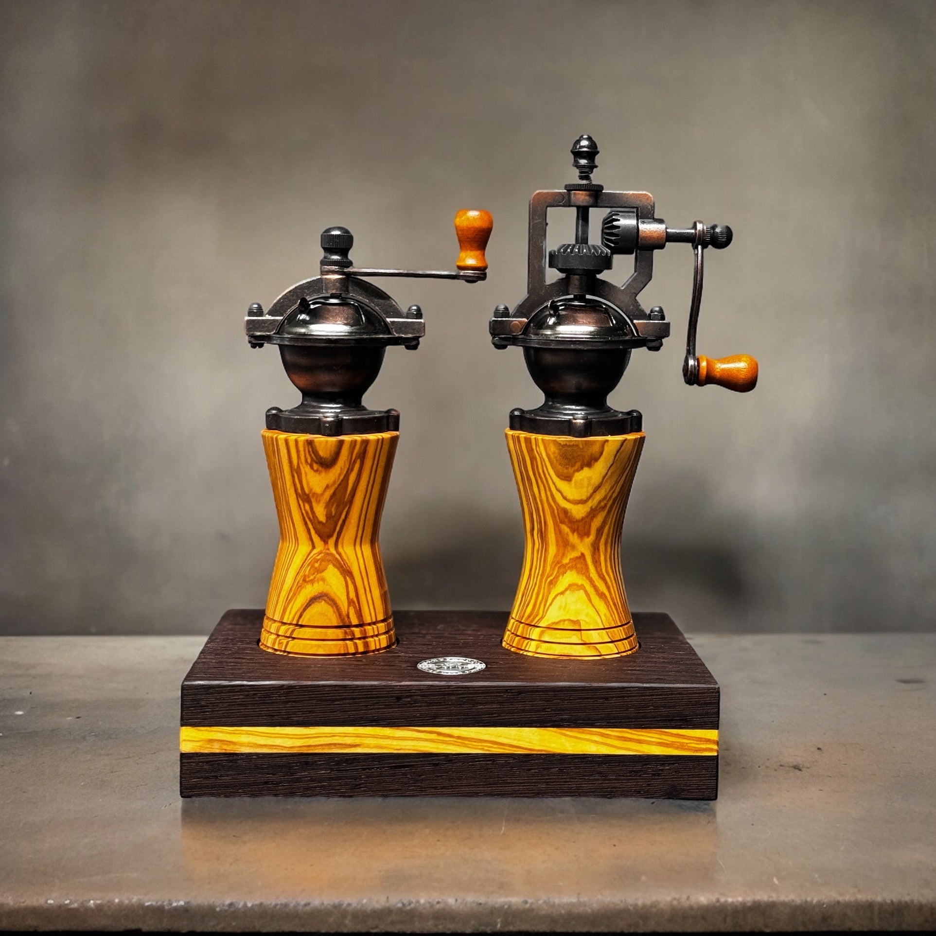 Bundle Pfeffermühle und Salzmühle mit Sockel