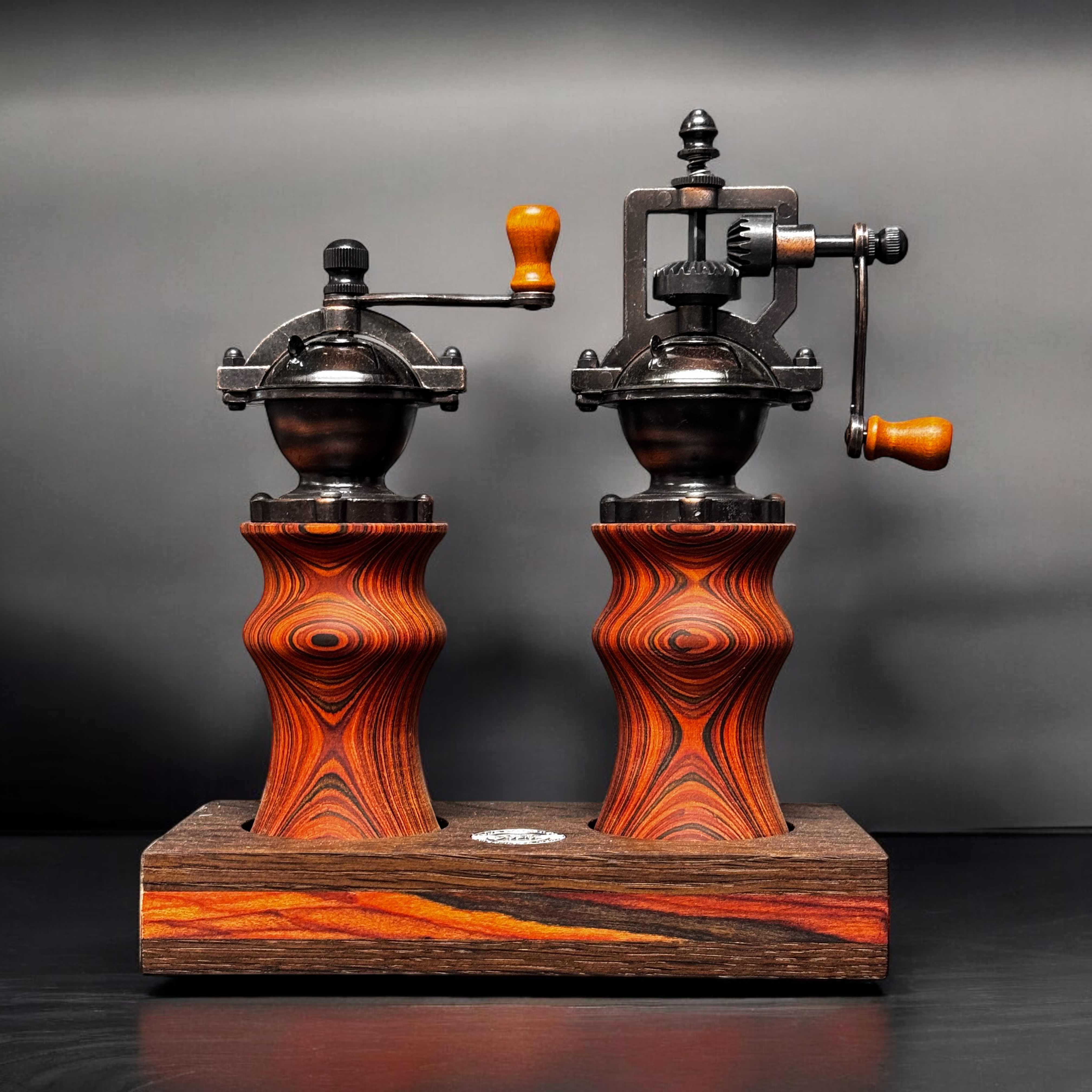 Bundle Pfeffermühle und Salzmühle mit Sockel