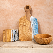 Premium Geschenkset Olivenholz mit Meereffekt – Schneidebrett, Schale & 4 Untersetzer